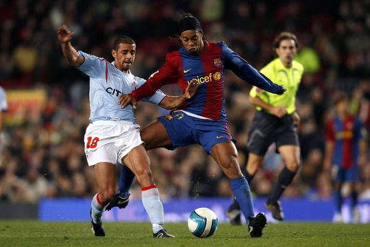 Antonio Guayre, întri-un duel cu Ronaldinho din ianuarie 2007, Barcelona - Celta Vigo 3-1 pe Camp Nou / Foto: Imago