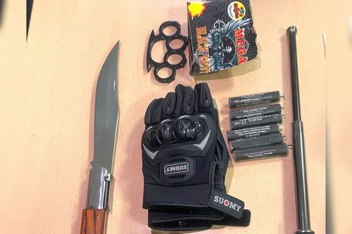 Obiectele confiscate de polițiști de la suporterii Stelei // foto: Jandarmeria Capitalei