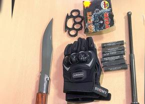 Autocarul cu suporterii Stelei a fost oprit de polițiști: le-au confiscat armele și i-au dus la secție!