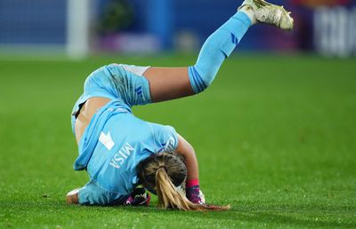 După modelul Becali! Cum e tratată echipa feminină la un mare club » Interzis pe stadion, deplasări cu trenul!