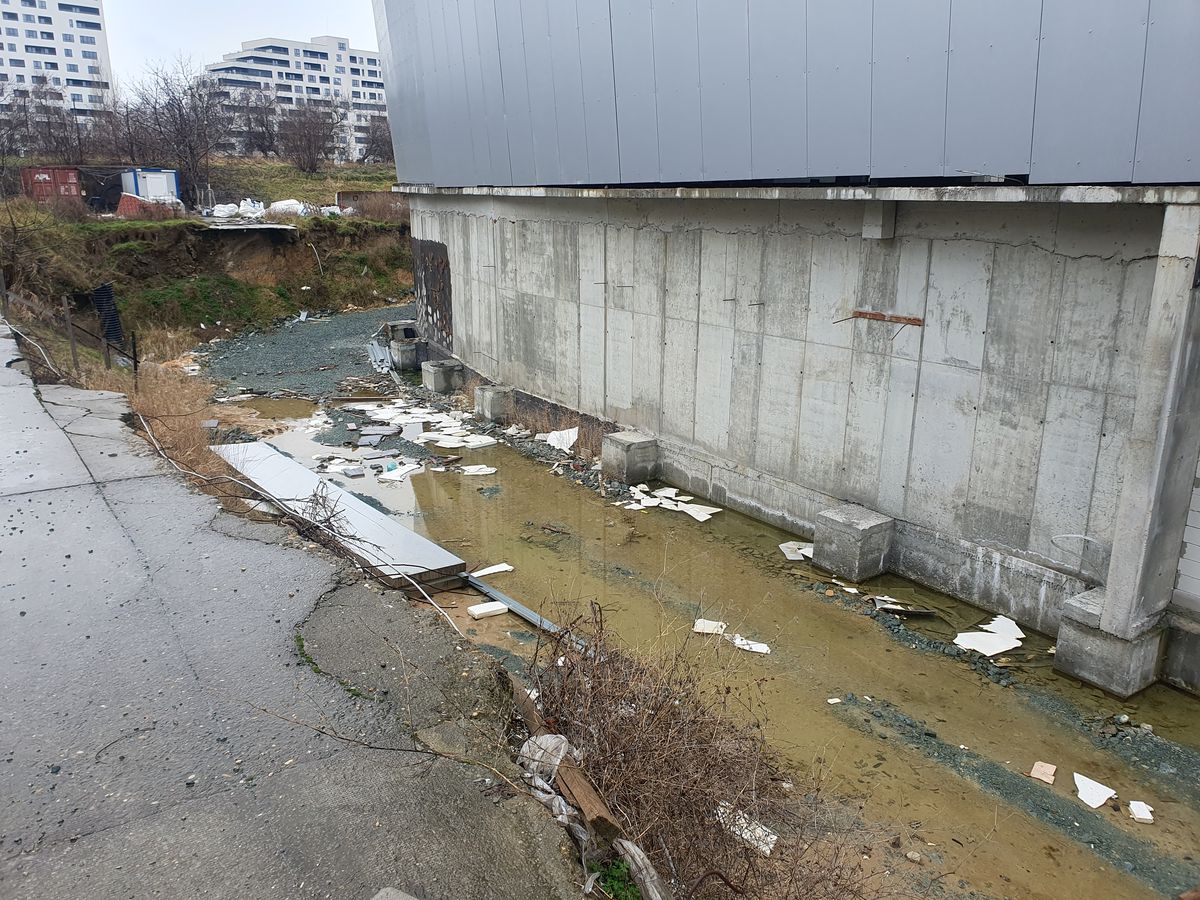 Speranțe pentru polivalenta abandonată din România » Ajunsă o ruină, noua sală a primit undă verde și lucrările urmează să fie reluate