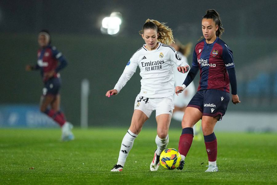 Melanie Leuploz (Real Madrid), într-un duel cu Daniela Arques Lazaro (Levante) din Liga F spaniolă / Foto: Imago După modelul Becali! Cum e tratată echipa feminină la un mare club » Interzis pe stadion, deplasări cu trenul!