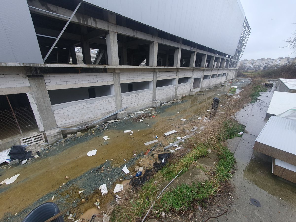 Speranțe pentru polivalenta abandonată din România » Ajunsă o ruină, noua sală a primit undă verde și lucrările urmează să fie reluate
