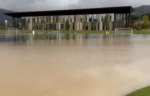 Așa arată terenurile de joc din Viola Park, după inundațiile care au început vineri în zona Florenței / Foto: X