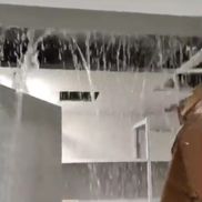 Șuvoaiele revărsate prin tavane au inundat vestiarele, culoarele și birourile din baza de pregătire a Fiorentinei / Foto: X La Repubblica