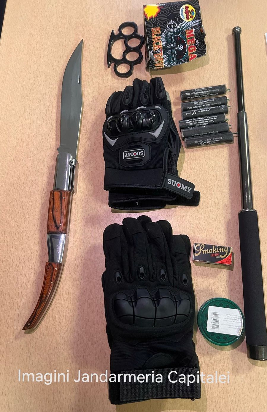 Autocarul cu suporterii Stelei a fost oprit de polițiști: le-au confiscat armele și i-au dus la secție!