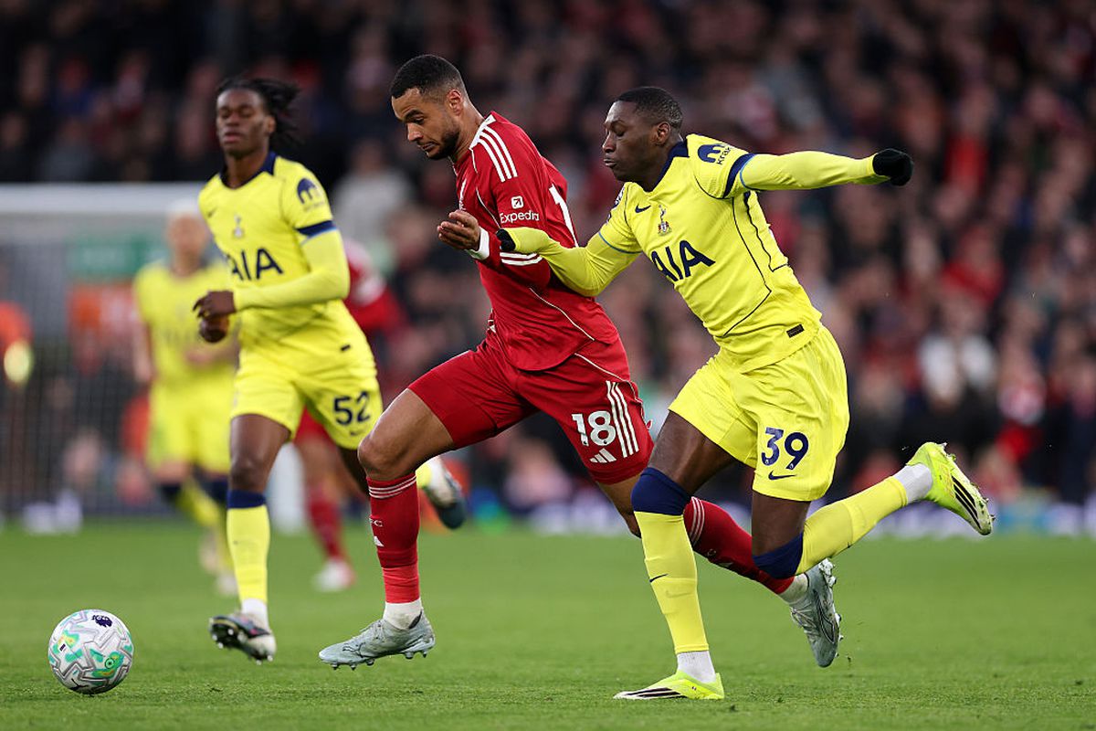 Orice ar face nu e suficient! Englezii l-au lăsat corijent pe Radu Drăgușin, pentru prestația din Liverpool - Tottenham