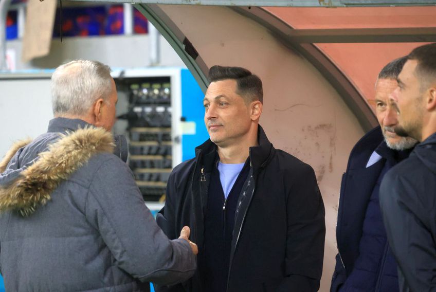 Teia Sponte a coborât din lojă pentru a-l saluta pe Rădoi. Mirel a părut surprins de gest. Foto: Ionuț Iordache (GSP)