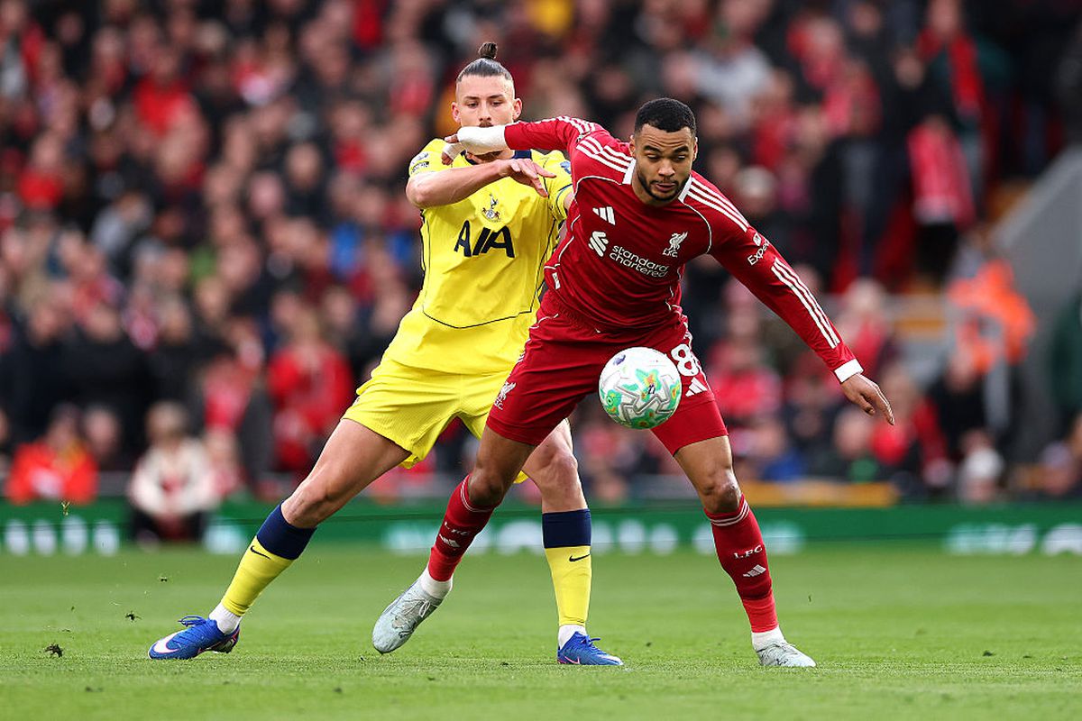 Orice ar face nu e suficient! Englezii l-au lăsat corijent pe Radu Drăgușin, pentru prestația din Liverpool - Tottenham