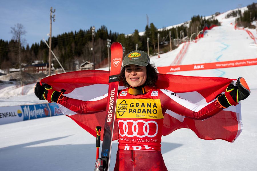 Julia Scheib sărbătorind FOTO Imago Images Mikaela Shiffrin a bifat a opta victorie a sezonului la slalom în Cupa Mondială, dar nu și-a asigurat încă Marele Glob de Cristal