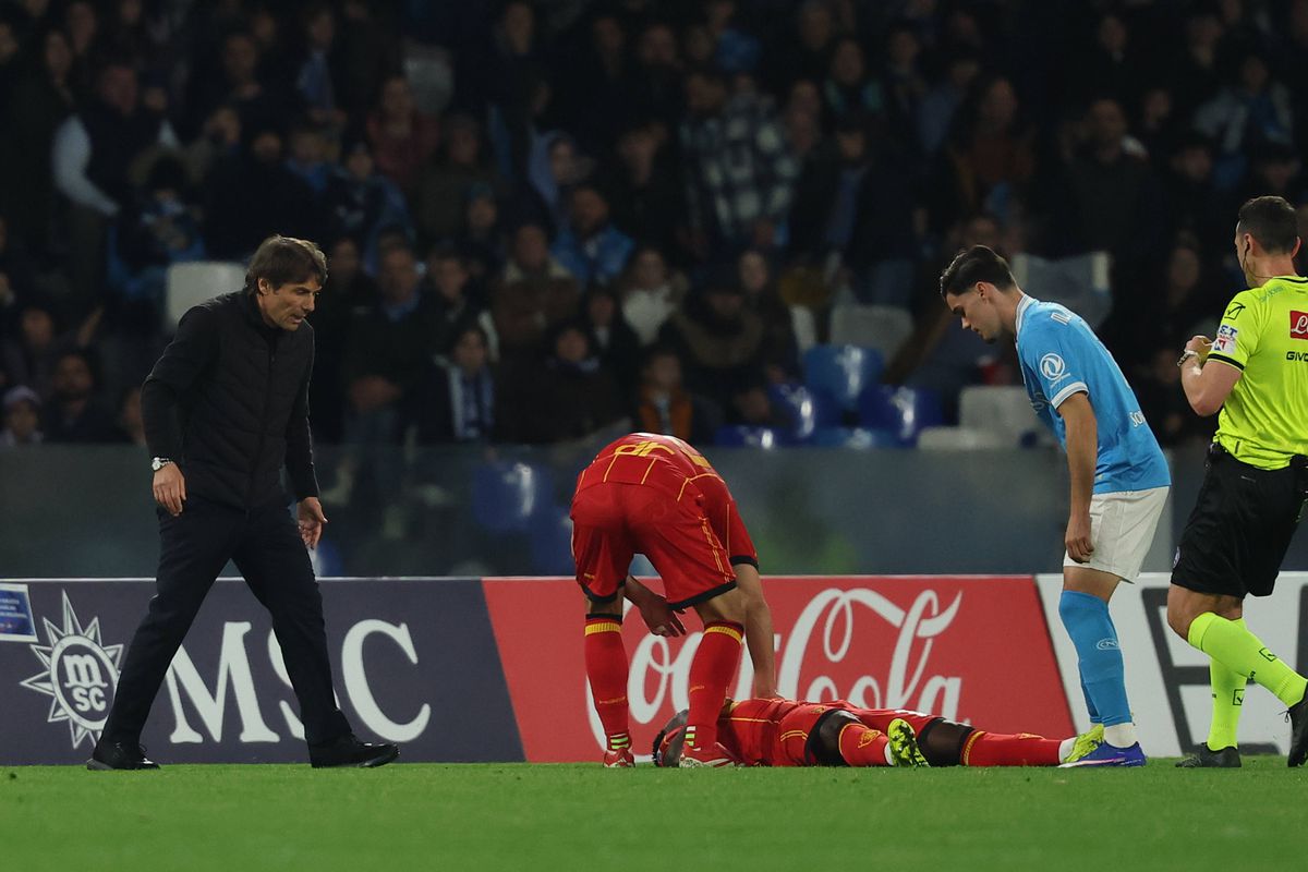 Panică la Napoli - Lecce! Lameck Banda s-a prăbușit brusc pe teren. Foto: Imago