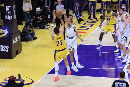 Luka Doncic, vedeta lui Los Angeles Lakers, înălțându-se pentru coșul victoriei împotriva lui Denver Nuggets/Foto: Imago Images