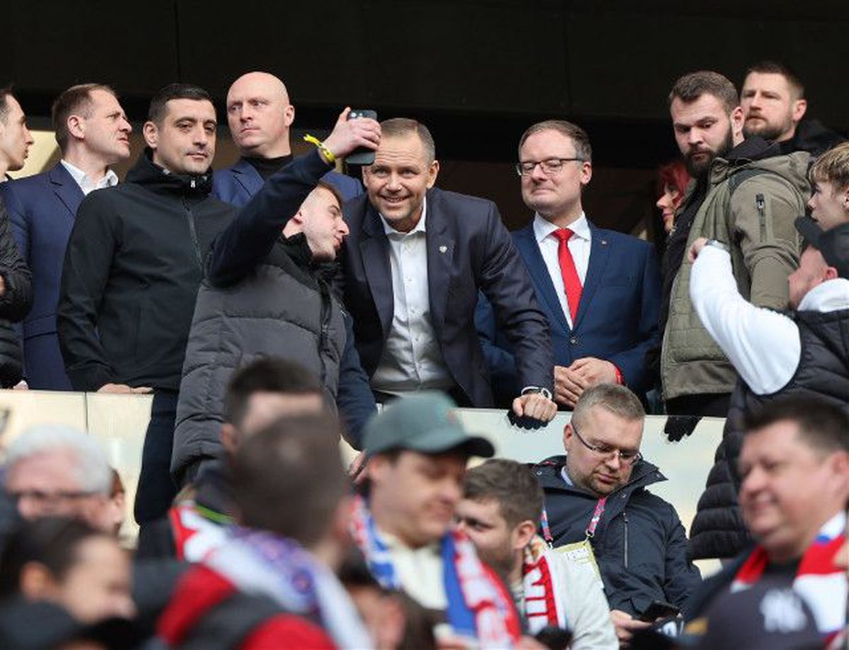 Fostul șef de galerie George Simion, surprins la meci alături de președintele Poloniei