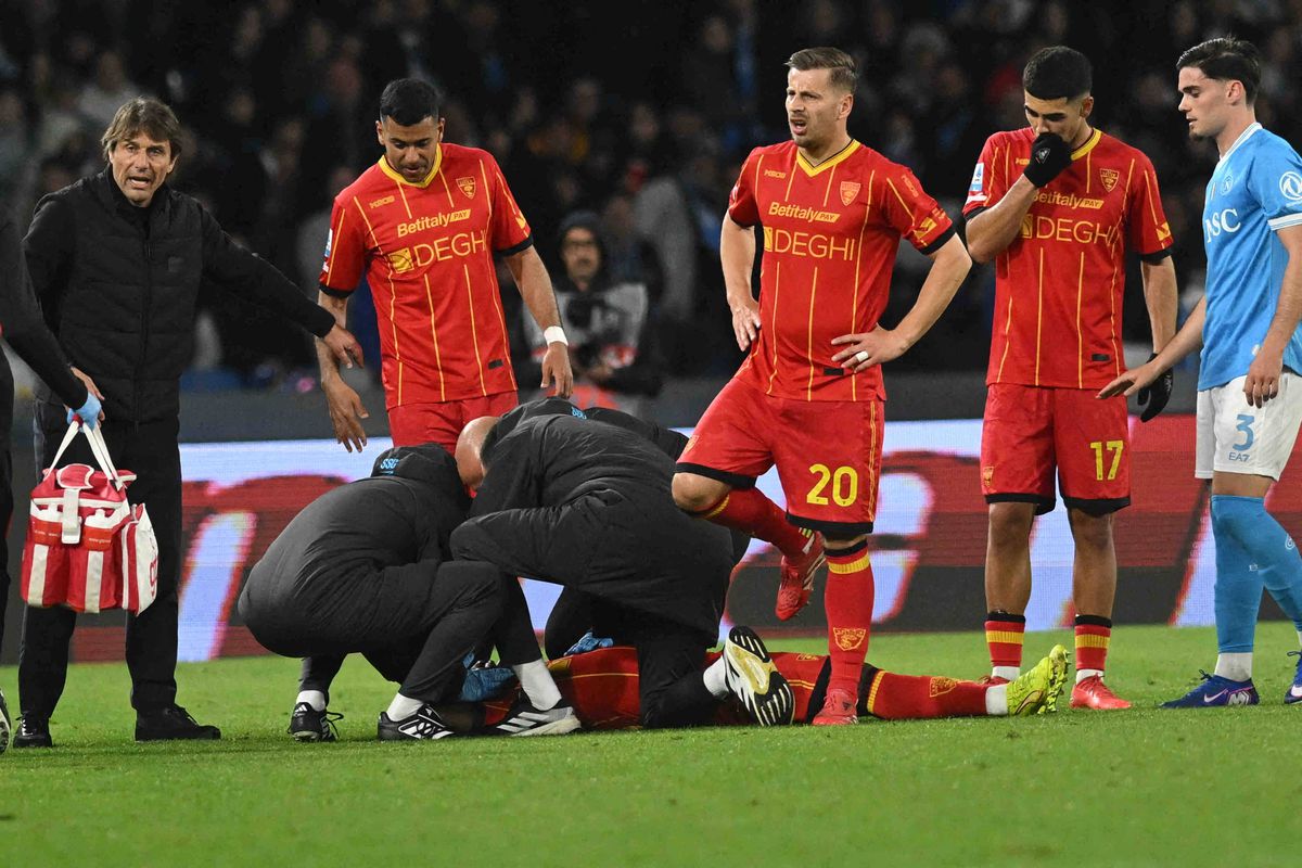 Toți au înghețat la Napoli - Lecce! Un jucător s-a prăbușit brusc pe teren și a fost transportat de urgență la spital » Care e starea lui