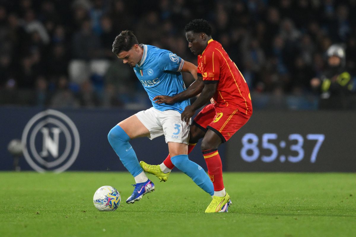 Panică la Napoli - Lecce! Lameck Banda s-a prăbușit brusc pe teren. Foto: Imago