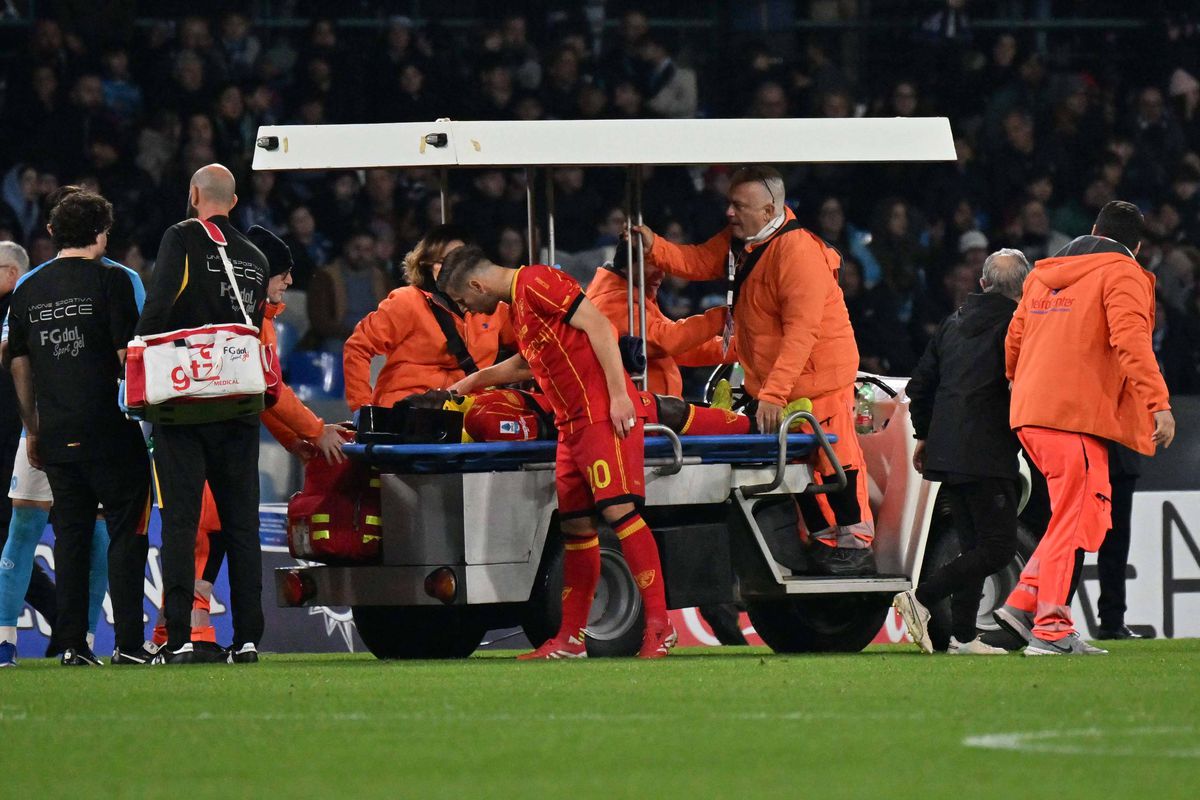 Panică la Napoli - Lecce! Lameck Banda s-a prăbușit brusc pe teren. Foto: Imago