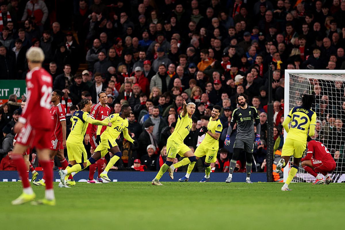 Orice ar face nu e suficient! Englezii l-au lăsat corijent pe Radu Drăgușin, pentru prestația din Liverpool - Tottenham