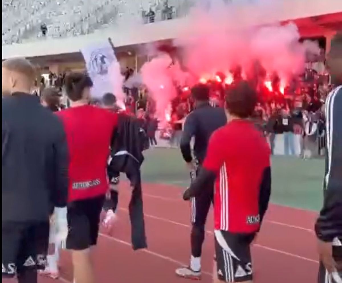 Torțe și fumigene la antrenament, înaintea derby-ului din Superliga