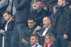 Fostul șef de galerie George Simion, surprins la meciul internaționalului român cu președintele Poloniei