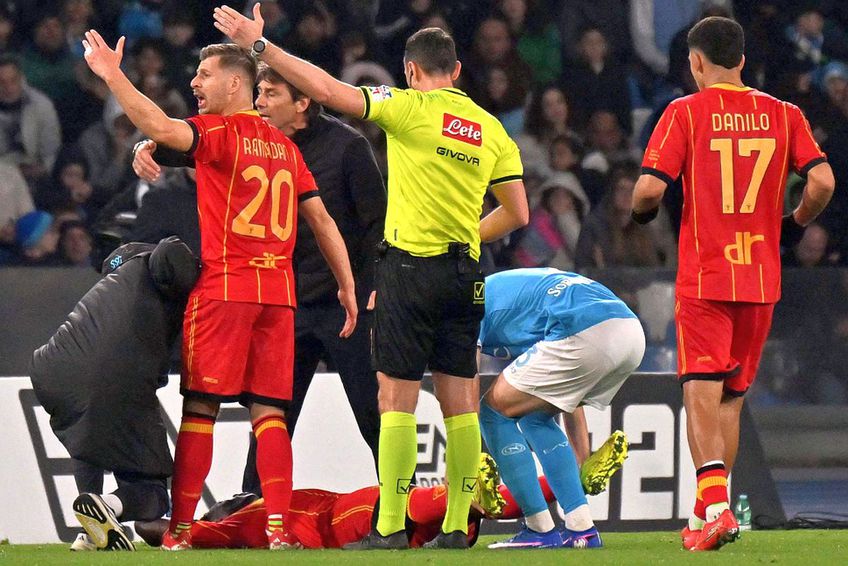 Panică la Napoli - Lecce! Lameck Banda s-a prăbușit brusc pe teren . Foto: Imago