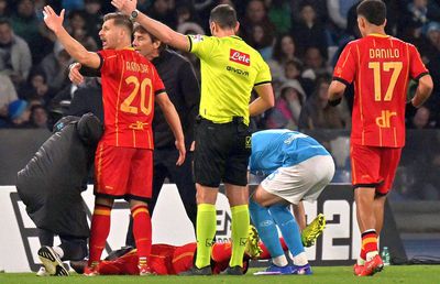 Toți au înghețat la Napoli - Lecce! Un jucător s-a prăbușit brusc pe teren și a fost transportat de urgență la spital » Care e starea lui