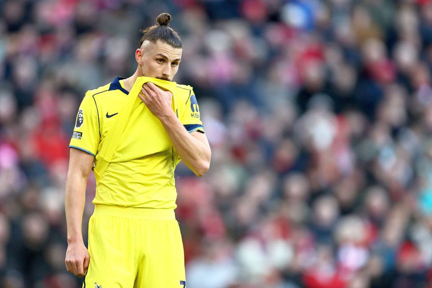 Radu Drăgușin, în Liverpool - Tottenham // FOTO: Imago Images