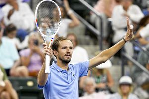 Ce surpriză! Medvedev l-a eliminat pe Carlos Alcaraz, care avea 16-0 în acest an, și e în finala Indian Wells: „Nu l-am mai văzut niciodată jucând așa”