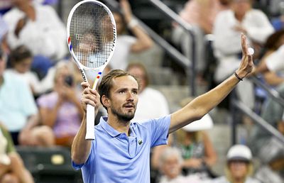 Ce surpriză! Medvedev l-a eliminat pe Carlos Alcaraz, care avea 16-0 în acest an, și e în finala Indian Wells: „Nu l-am mai văzut niciodată jucând așa”