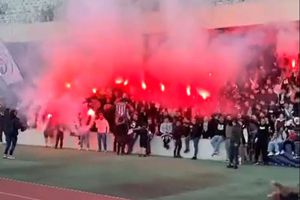 Torțe și fumigene la antrenament » Așa au fost așteptați jucătorii lui U Cluj înainte de derby