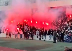 Torțe și fumigene la antrenament » Așa au fost așteptați jucătorii lui U Cluj înainte de derby