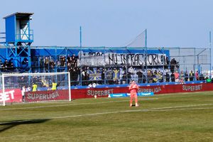 Ce nu s-a văzut la TV în Farul - Petrolul: Ultrașii, păziți să nu se bată între el + Un fotbalist a ajuns la spital