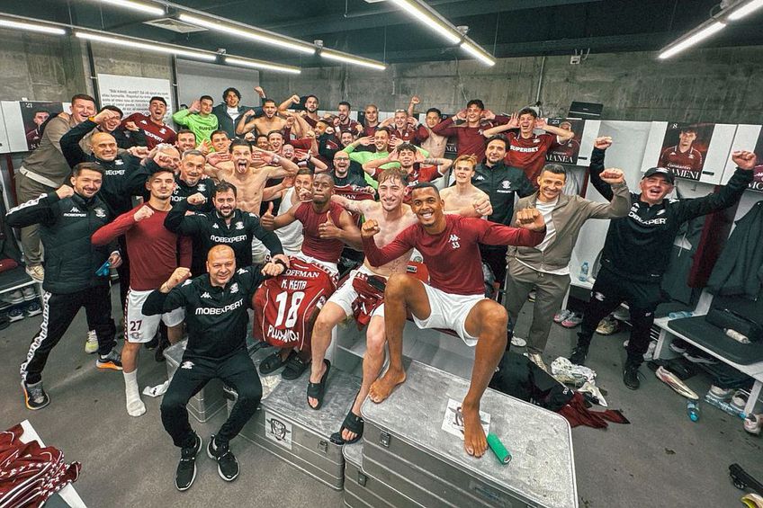 Fotografia de grup a rapidiștilor după 3-2 cu Dinamo // foto: Facebook @ FC Rapid