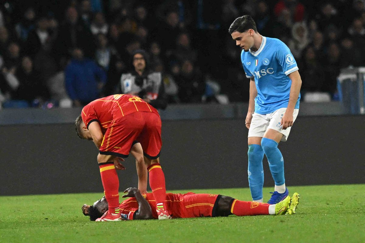 Panică la Napoli - Lecce! Lameck Banda s-a prăbușit brusc pe teren. Foto: Imago