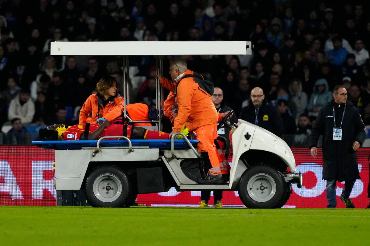 Toți au înghețat la Napoli - Lecce! Un jucător s-a prăbușit brusc pe teren și a fost transportat de urgență la spital » Care e starea lui