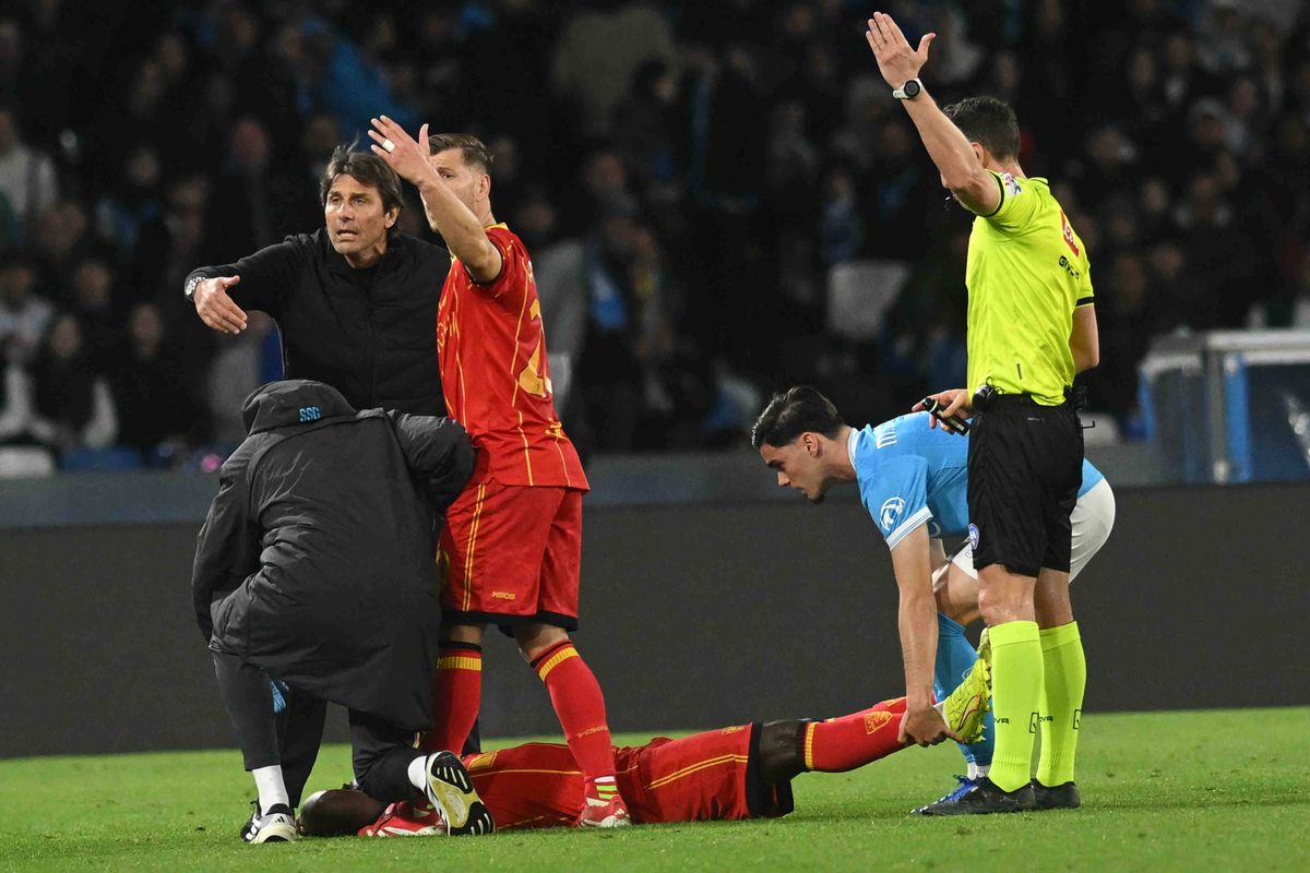 Panică la Napoli - Lecce! Lameck Banda s-a prăbușit brusc pe teren. Foto: Imago