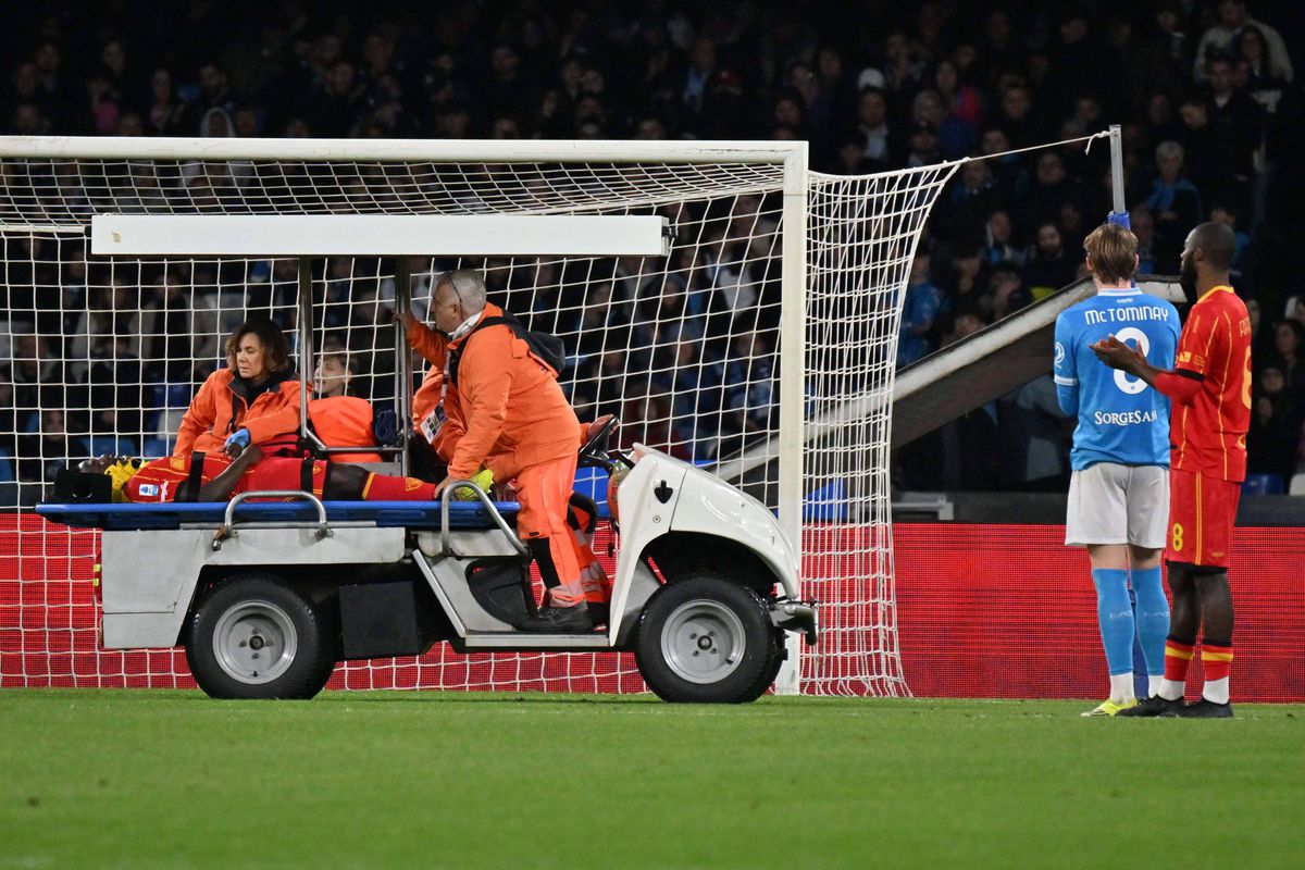 Panică la Napoli - Lecce! Lameck Banda s-a prăbușit brusc pe teren. Foto: Imago