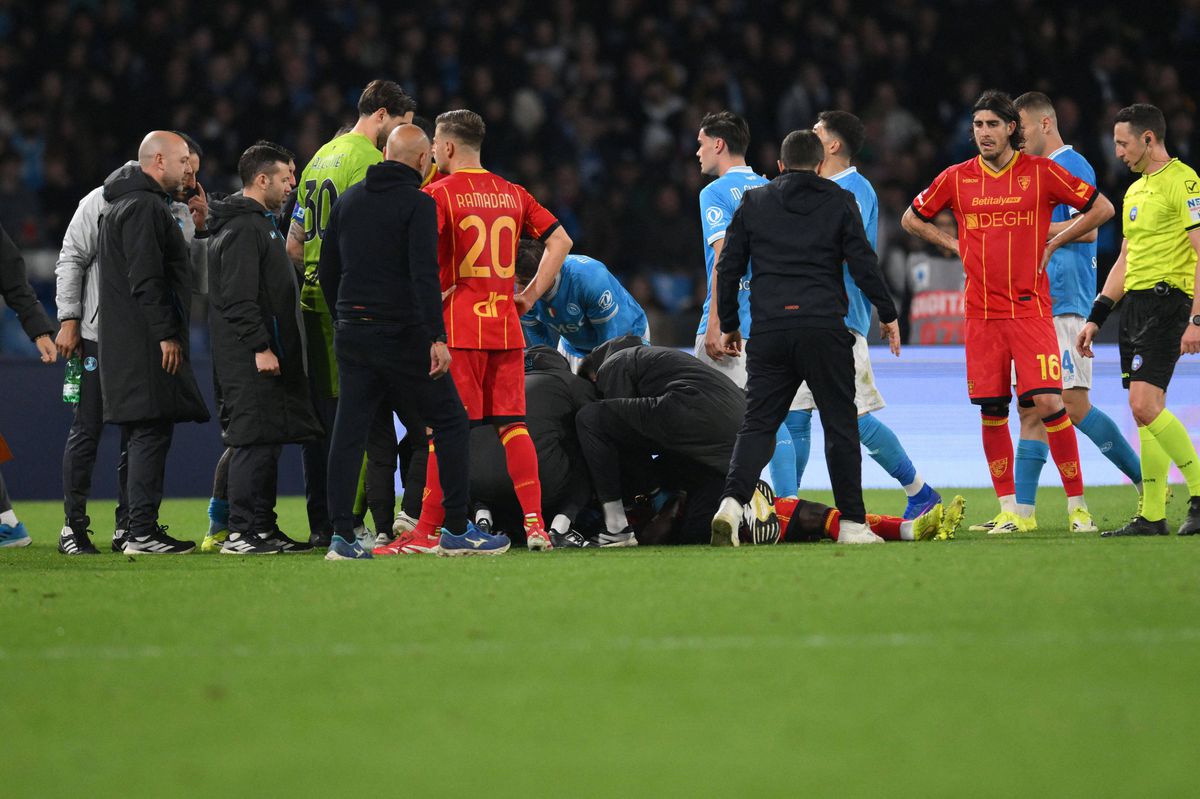 Toți au înghețat la Napoli - Lecce! Un jucător s-a prăbușit brusc pe teren și a fost transportat de urgență la spital » Care e starea lui