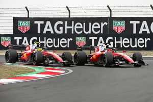 Marele Premiu al Chinei » Piloții Ferarri luptă între ei pentru podium! Agonizant de aproape de coliziune