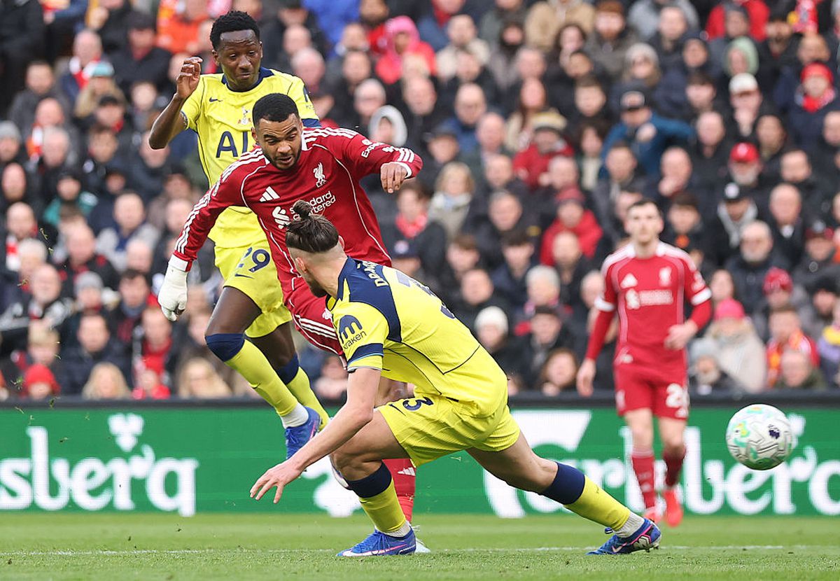 Orice ar face nu e suficient! Englezii l-au lăsat corijent pe Radu Drăgușin, pentru prestația din Liverpool - Tottenham