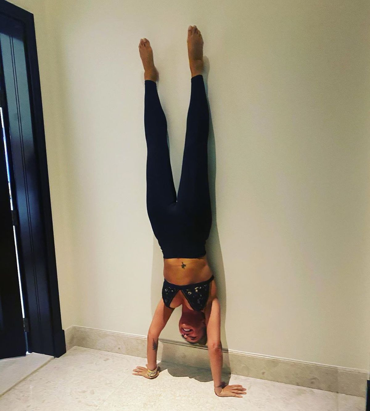 GALERIE FOTO Ce HOT e la Dubai! Anamaria Prodan îndeamnă oamenii să stea acasa, din luxul propriei locuințe