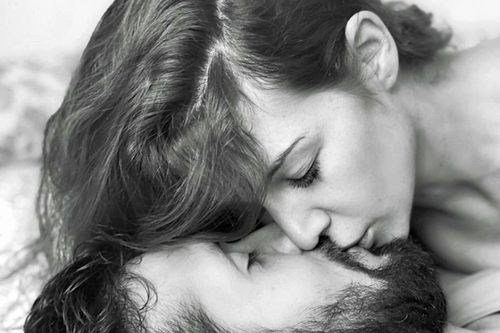 La o lună de la imaginea tulburătoare, cu Ezequiel Garay și soția sa despărțiți de geam, cei doi au postat o fotografie cu un sărut pasional.