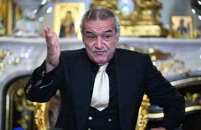 Becali a găsit soluţia pentru problemele din defensiva FCSB. Mesajul pentru Petrea: „De aici trebuie să aleagă. Trebuie să se descurce”