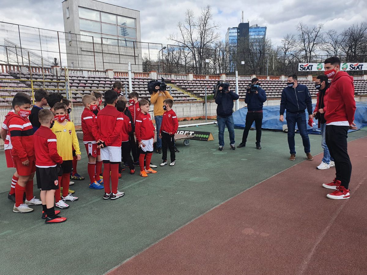 Mihai Eșanu a participat la o acțiune cu juniorii lui Dinamo și a vorbit despre pericolul retrogradării: „La meciuri nu facem ce ne propunem la antrenamente”