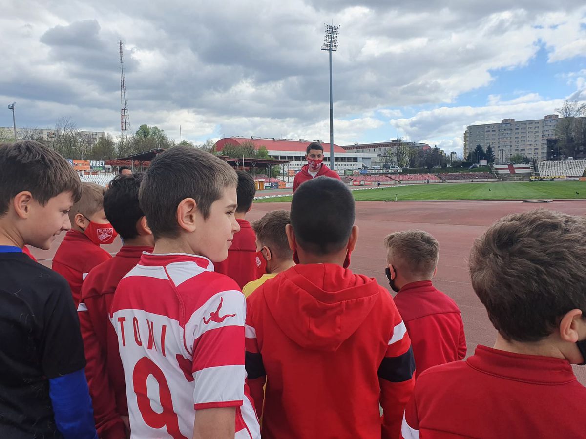 Mihai Eșanu a participat la o acțiune cu juniorii lui Dinamo și a vorbit despre pericolul retrogradării: „La meciuri nu facem ce ne propunem la antrenamente”