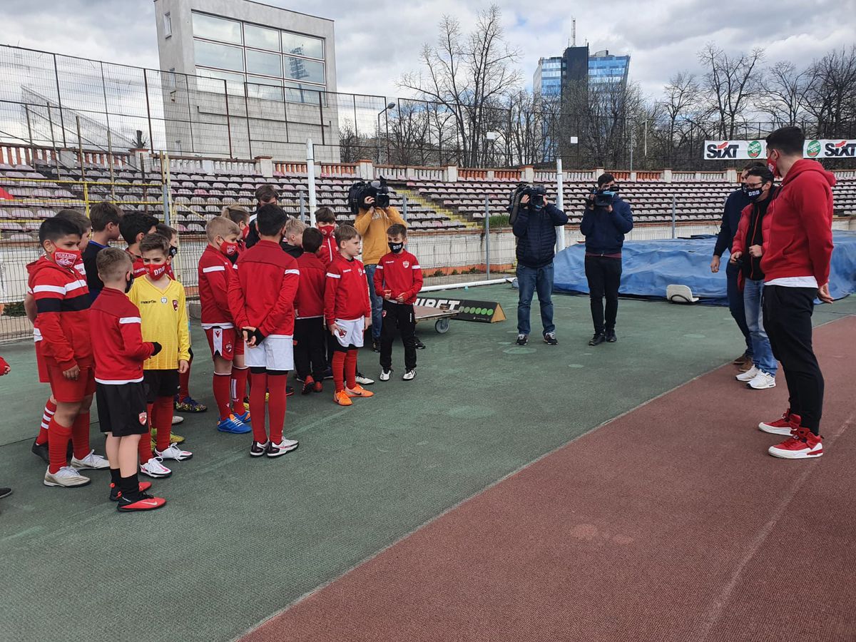 Mihai Eșanu a participat la o acțiune cu juniorii lui Dinamo și a vorbit despre pericolul retrogradării: „La meciuri nu facem ce ne propunem la antrenamente”