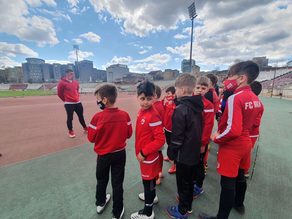 Mihai Eșanu a participat la o acțiune cu juniorii lui Dinamo și a vorbit despre pericolul retrogradării: „La meciuri nu facem ce ne propunem la antrenamente”