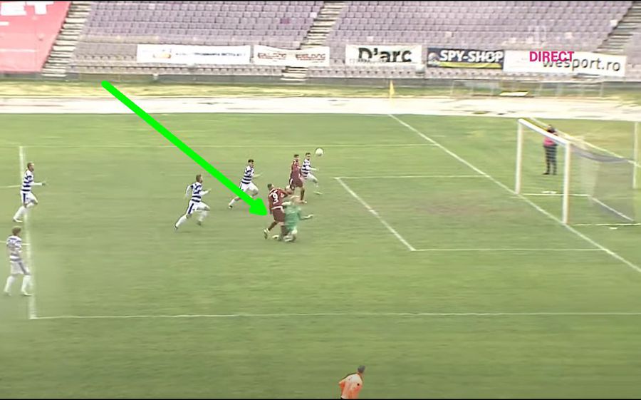 Hindrich ratează intervenția și îl doboară pe Bălan / FOTO: Captură @Telekom Sport 1 Hindrich ratează intervenția și îl doboară pe Bălan / FOTO: Captură @Telekom Sport 1