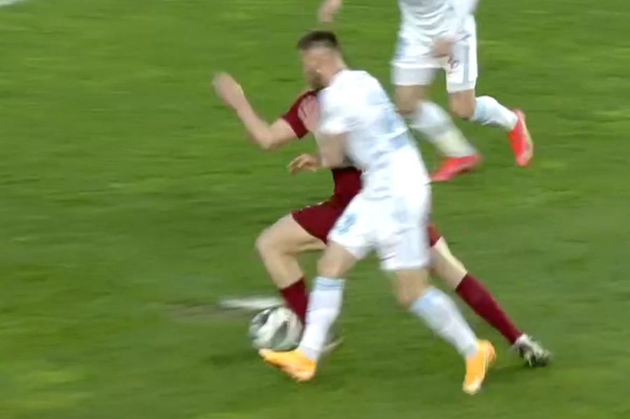 Fază controversată în Supercupă: CFR a cerut penalty, Radu Petrescu a dat „galben” pentru simulare » Iordănescu și Petrea s-au luat la ceartă!