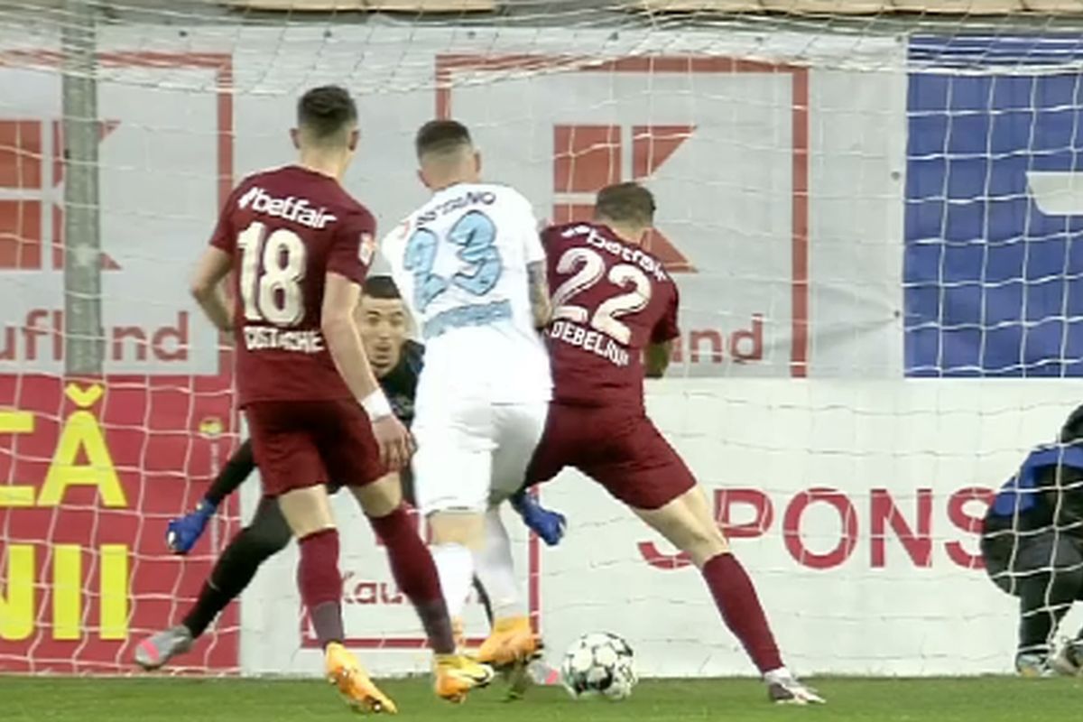 Fază controversată în Supercupă: CFR a cerut penalty, Radu Petrescu a dat „galben” pentru simulare » Iordănescu și Petrea s-au luat la ceartă!