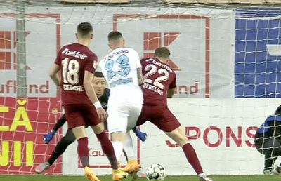 Fază controversată în Supercupă: CFR a cerut penalty, Radu Petrescu a dat „galben” pentru simulare » Iordănescu și Petrea s-au luat la ceartă!